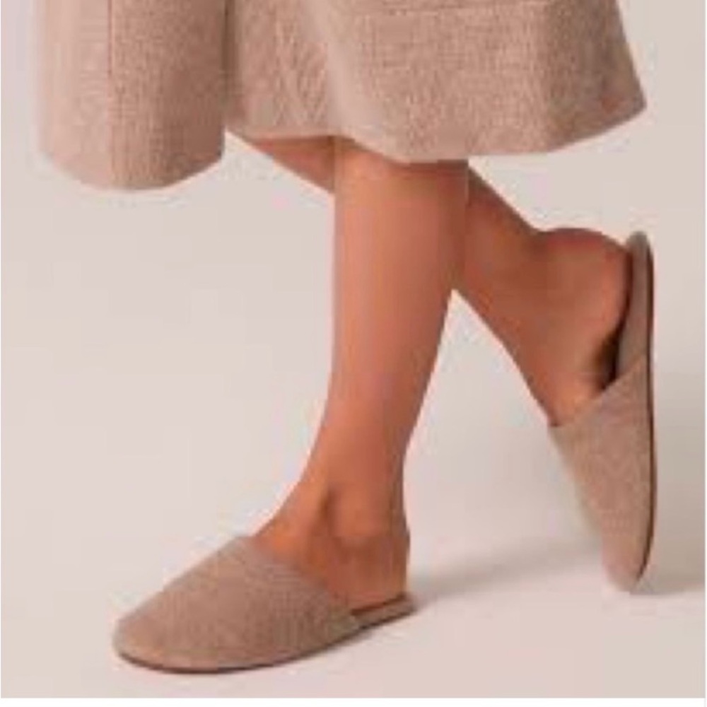 Naked Cashmere slippers size L/XL Oat color very small unnoticeable flaw